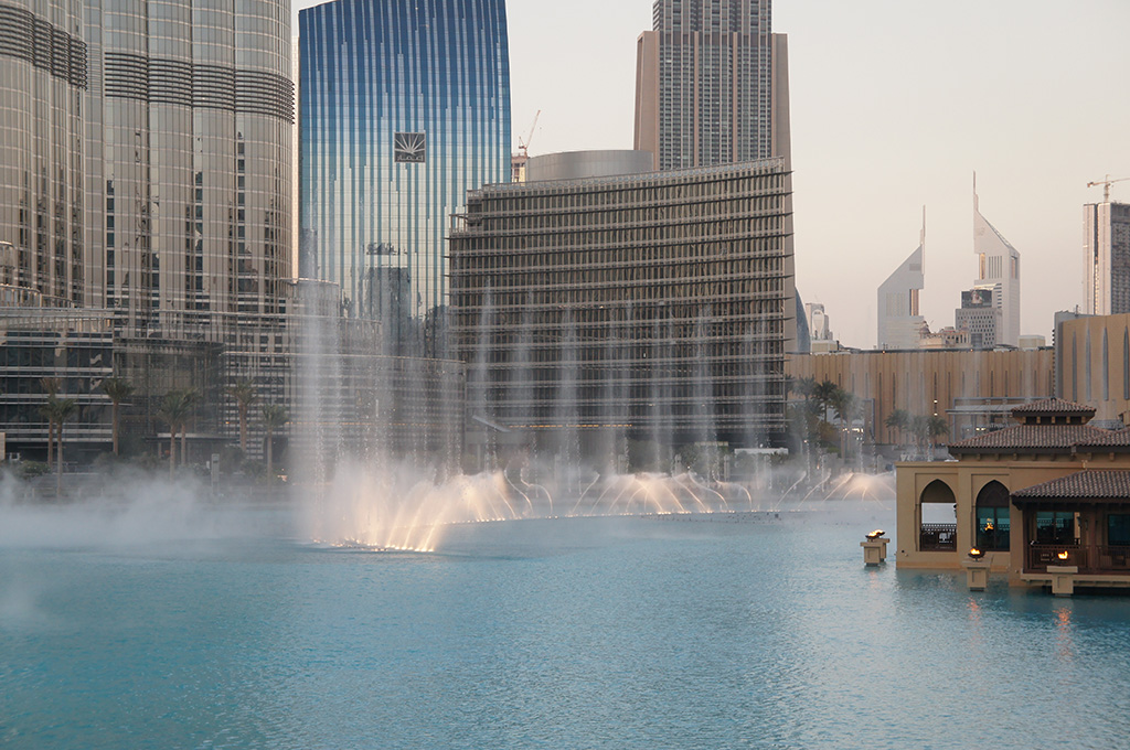 De Dubai Fountain in Downtown Dubai, de hoogste en grootste fonteinenshow van de wereld